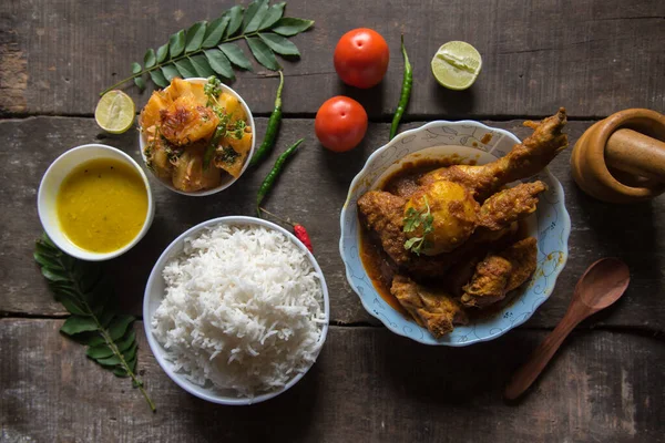 Vista Cima Comida Indiana Refeição Com Batata Frita Arroz Caril — Fotografia de Stock