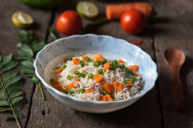 Sebzeli pulao veya sebzeli pilav servis etmeye hazır. Yaklaş, seçici odaklanma.