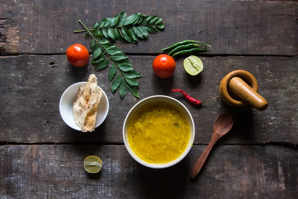 Sarı dal ya da mercimek çorbası, Hint yemekleriyle baharatlı olmalı. Sarı dal Kuzey ve Doğu Hindistan 'da popüler bir üründür. Üst görünüm.