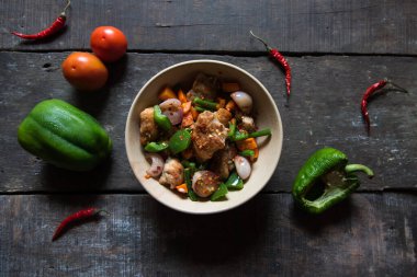 Atıştırmalık ve sos olarak servis edilen doğranmış sebze ve tavuk manzarası. Vejetaryen olmayan popüler bir sebze sote..