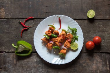 Seçenekli bir tabakta kebaplar ya da ızgara et parçaları ve sebzeler