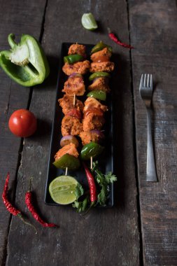 Kebap ya da ızgara et parçaları ve sebzeler seçici bir odaklanma ile tepside. Kapat..