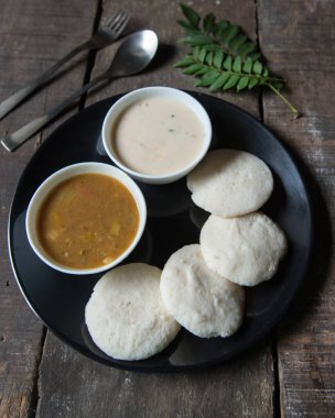 Hint aperatifleri idli sambar ya da mayalanmış pirinç buharı ile hazırlanmış sambar hindistan cevizi sosu ve sebze çorbası ile servis edilir..
