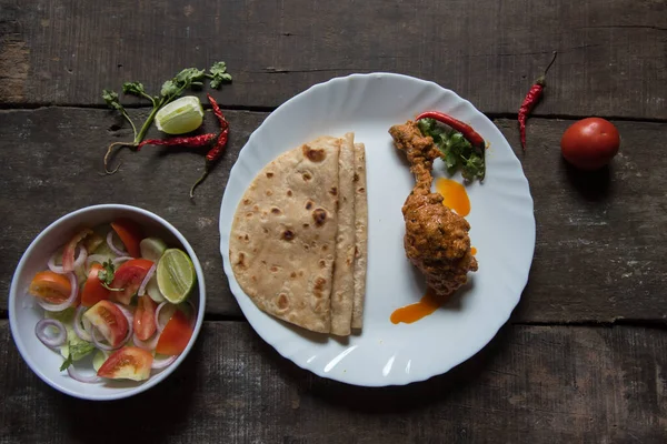 Einfache Nordindische Mahlzeit Paratha Oder Fladenbrot Serviert Mit Würzigem Huhn — Stockfoto