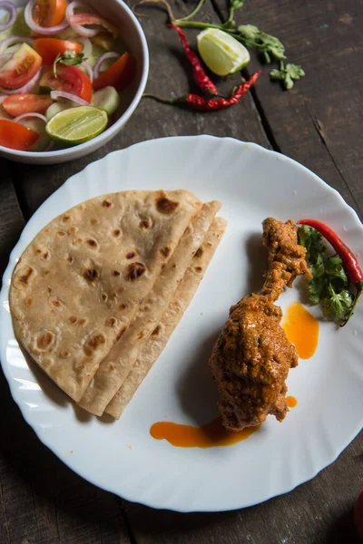 Nordindische Mahlzeit Paratha Oder Fladenbrot Mit Scharfem Huhn Ansicht Von — Stockfoto