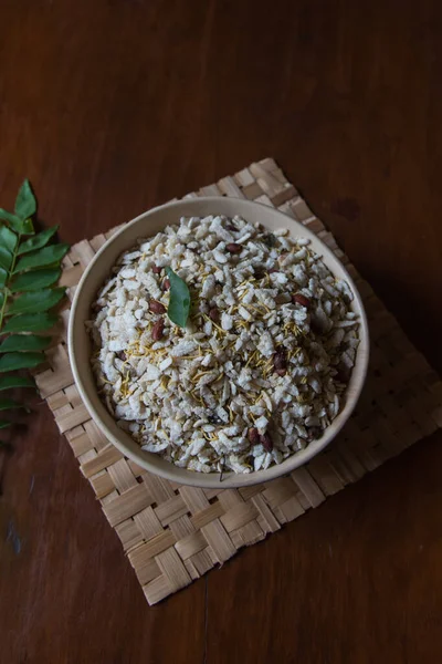 Vista Superior Arroz Cru Achatado Poha Uma Tigela Fundo Madeira — Fotografia de Stock