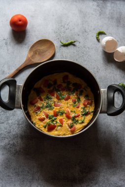 Pişirme tavasına doldurulmuş omlet servis etmeye hazırım. Üst görünüm.