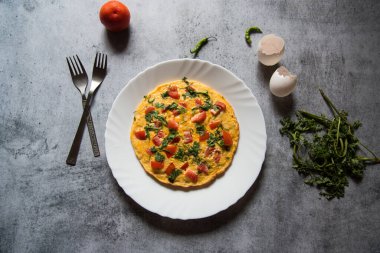  Tabağa doldurulmuş omlet yemeye hazırım. Üst görünüm.