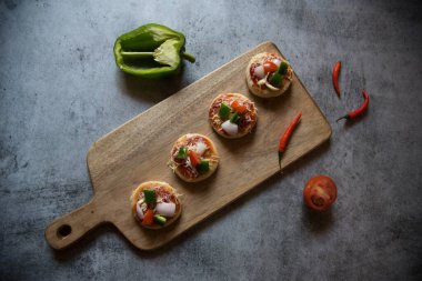 Popüler İtalyan margherita pizzası ve çiğ gıda malzemelerinin üst görüntüsü..