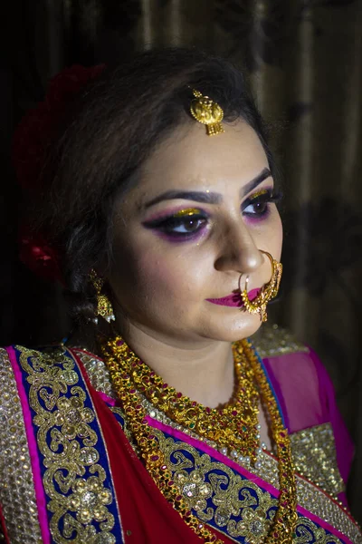 Indiansk Brud Traditionell Klänning Och Etniska Guld Prydnader — Stockfoto