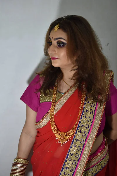Indiańska Panna Młoda Tradycyjnej Sukience Pokazującej Jej Brązowe Włosy — Zdjęcie stockowe