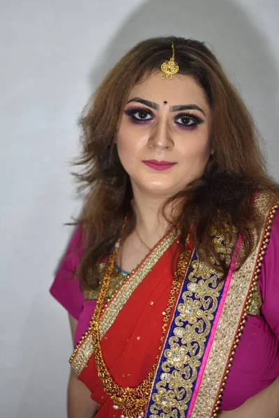 彼女の茶色の髪を示す伝統的なドレスでインドの花嫁 — ストック写真
