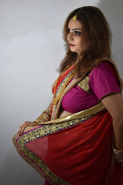 彼女の茶色の髪を示す伝統的なドレスでインドの花嫁 — ストック写真