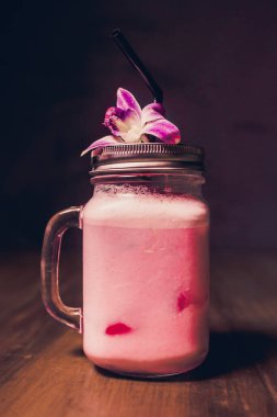 Kokteyller alkol bardakta alkollü margarita kokteyli içer.