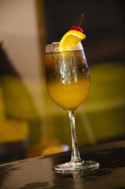 Barmen masasında limonlu ve naneli zencefilli bira.