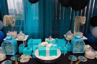 Masada duran Noel hediyeleri koleksiyonu.