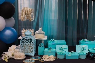 Masada duran Noel hediyeleri koleksiyonu.