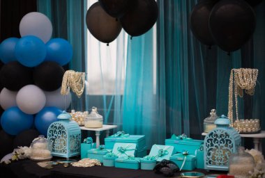 Masada duran Noel hediyeleri koleksiyonu.