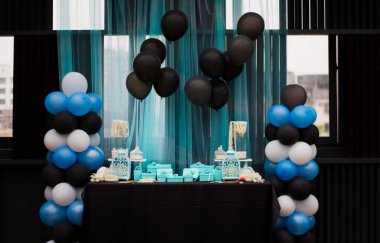 Masada duran Noel hediyeleri koleksiyonu.