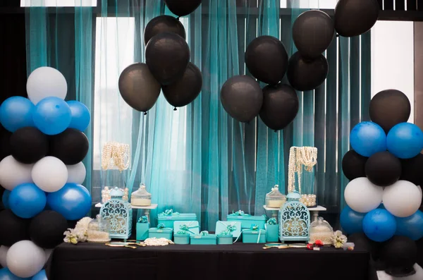 Masada duran Noel hediyeleri koleksiyonu.