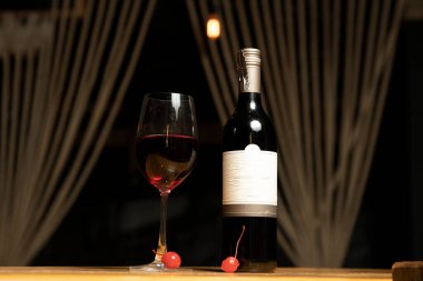 Kırmızı şarap koyu renkli üzüm çeşitlerinden yapılan bir şaraptır.