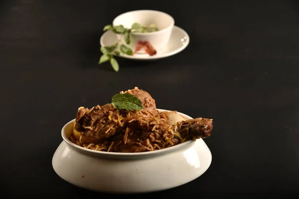 Hyderabadi Frango Biryani Com Peça Perna Enfeite Com Folhas Hortelã — Fotografia de Stock