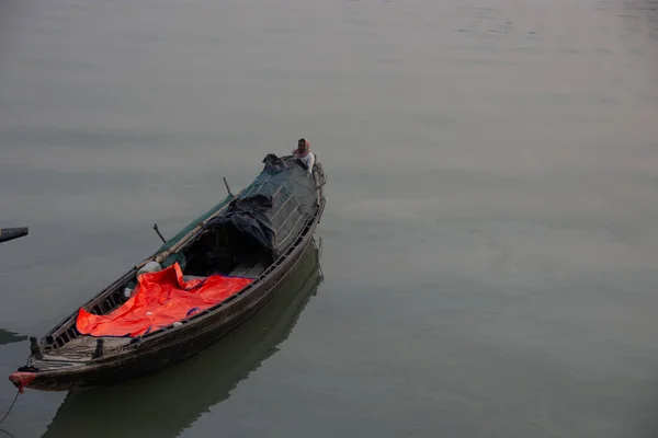 Een Vissersboot Wachtend Aan Oever Van Rivier Getijden — Stockfoto