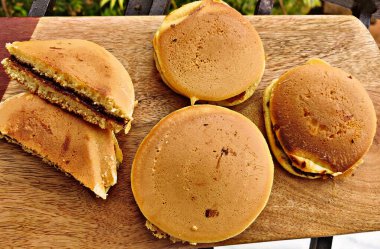 Dorayaki bir Japon şekerlemesidir. Tatlı azuki fasulye ezmesi dolgusuna sarılmış Castella 'dan yapılmış krep benzeri iki küçük börekten oluşuyor.
