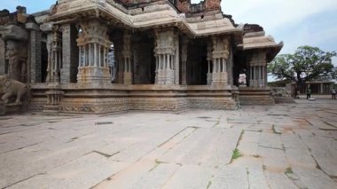 Hampi 'deki Vijaya Vittala Tapınağı. Tapınak kompleksinde ayrıca duvarlarında ve diğer yapılarda mimari üstünlüğü gösteren tanrılar, tanrıçalar ve mitolojik sahneler de yer alıyor.