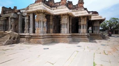 Hampi 'deki Vijaya Vittala Tapınağı. Tapınak kompleksinde ayrıca duvarlarında ve diğer yapılarda mimari üstünlüğü gösteren tanrılar, tanrıçalar ve mitolojik sahneler de yer alıyor.