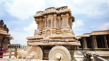 Karnataka, Hampi 'deki Vijaya Vittala Tapınağı' ndaki Taş Savaş Arabası, Lord Vishnu 'nun aracı Garuda' ya adanmış 16. yüzyıldan kalma ikonik bir tapınaktır.. 