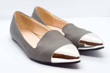 Gümüş uçlu gri deri balerinler