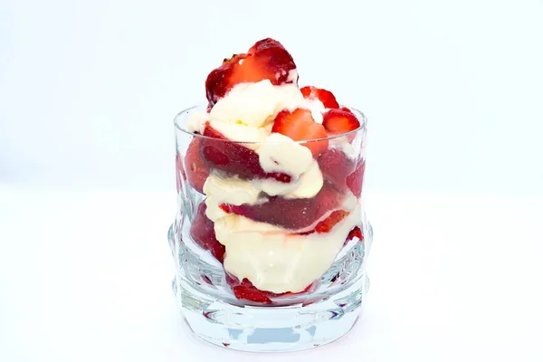 Strawberry Sobremesa Com Creme Servido Copos Vidro — Fotografia de Stock