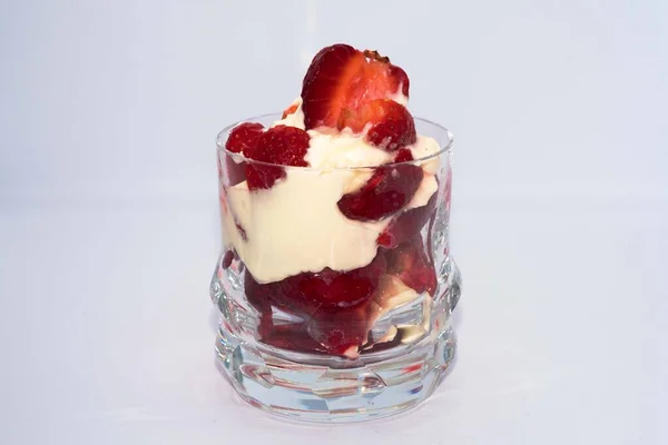 Strawberry Sobremesa Com Creme Servido Copos Vidro — Fotografia de Stock