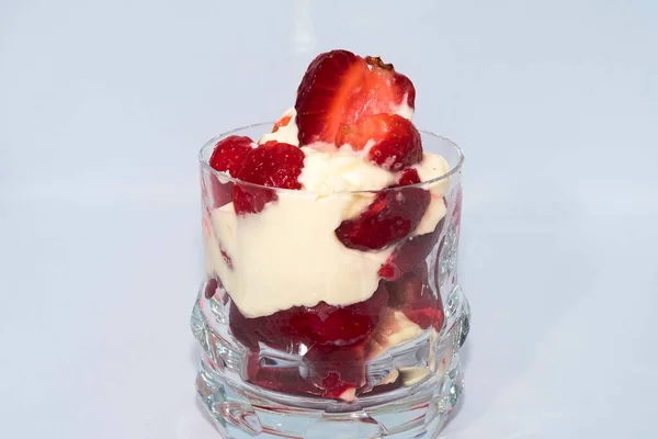 Strawberry Sobremesa Com Creme Servido Copos Vidro — Fotografia de Stock