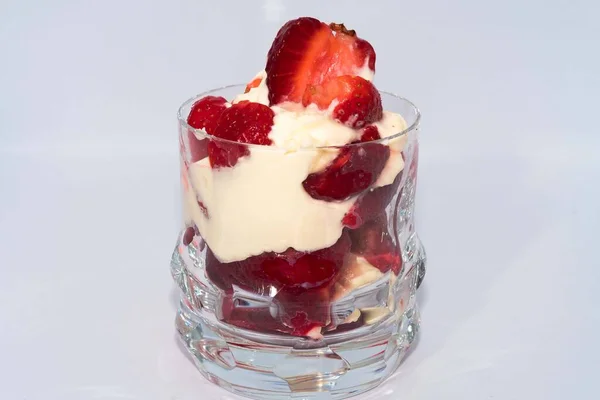 Strawberry Dessert Cream Served Glass Glass — Stock fotografie