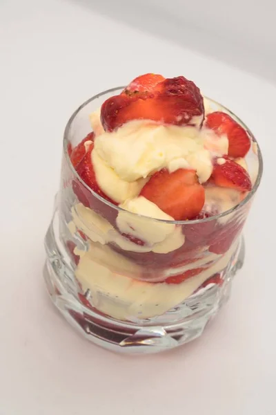 Strawberry Sobremesa Com Creme Servido Vidro Vidro — Fotografia de Stock
