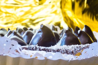 Çikolatalı karamelli koni keki.