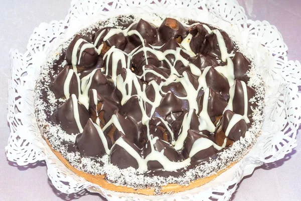 Çikolatalı karamelli koni keki.