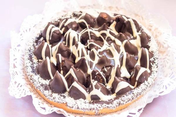 Çikolatalı karamelli koni keki.