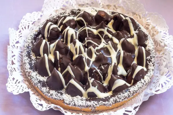 Çikolatalı karamelli koni keki.