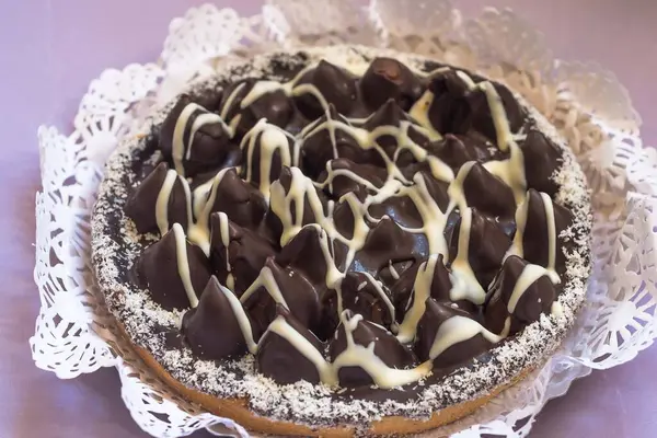 Çikolatalı karamelli koni keki.