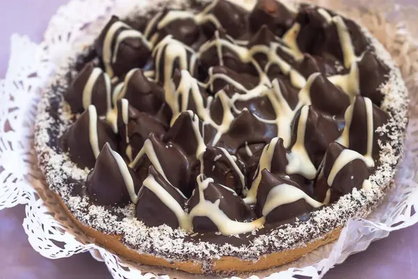 Çikolatalı karamelli koni keki.