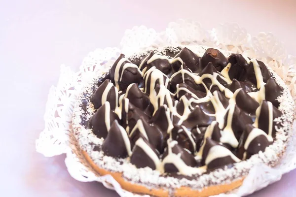 Çikolatalı karamelli koni keki.