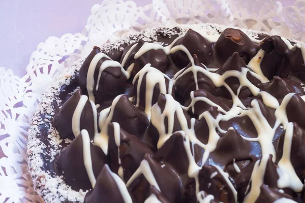 Schokolade Eingetaucht Karamell Kegelkuchen — Stockfoto