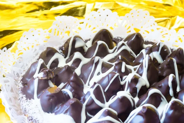 Çikolatalı karamelli koni keki.