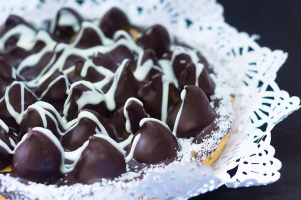 Çikolatalı karamelli koni keki.