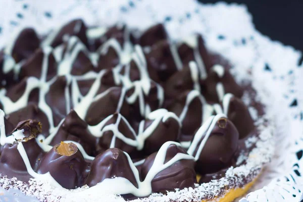 Çikolatalı karamelli koni keki.