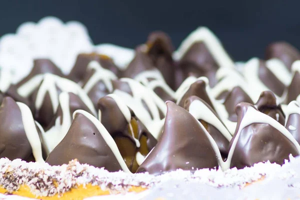 Çikolatalı karamelli koni keki.