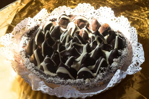 Altın hilal şeklinde bir kolye.